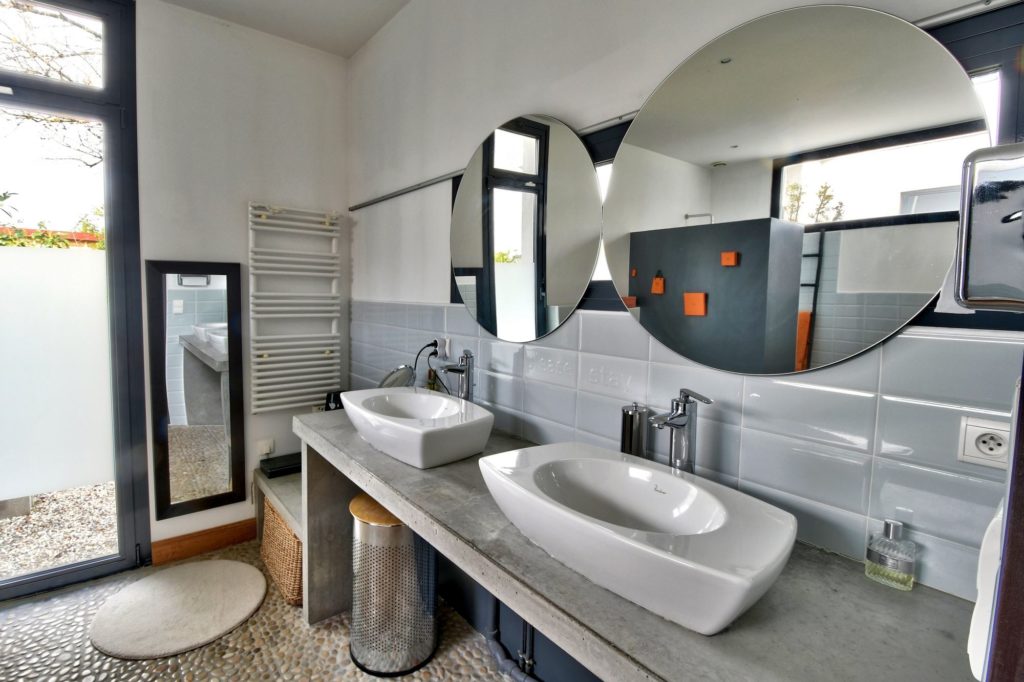 Photos d'une salle de bain pour la vente d'une maison d'architecte à Dommartin 69380 Chemin du Moutonnier