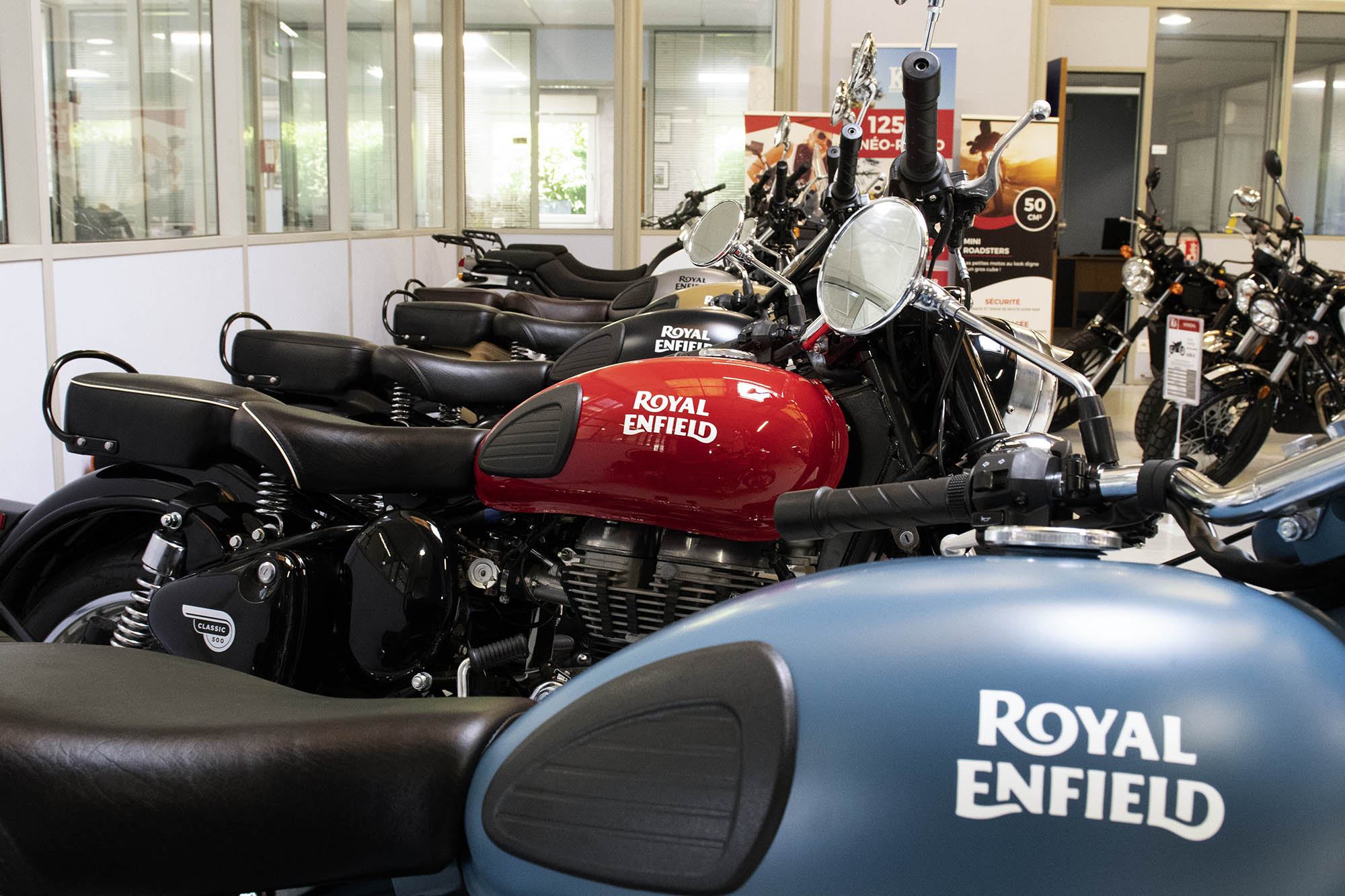 photo du stock de motos à l'intérieur avec des motos Royal Enflield